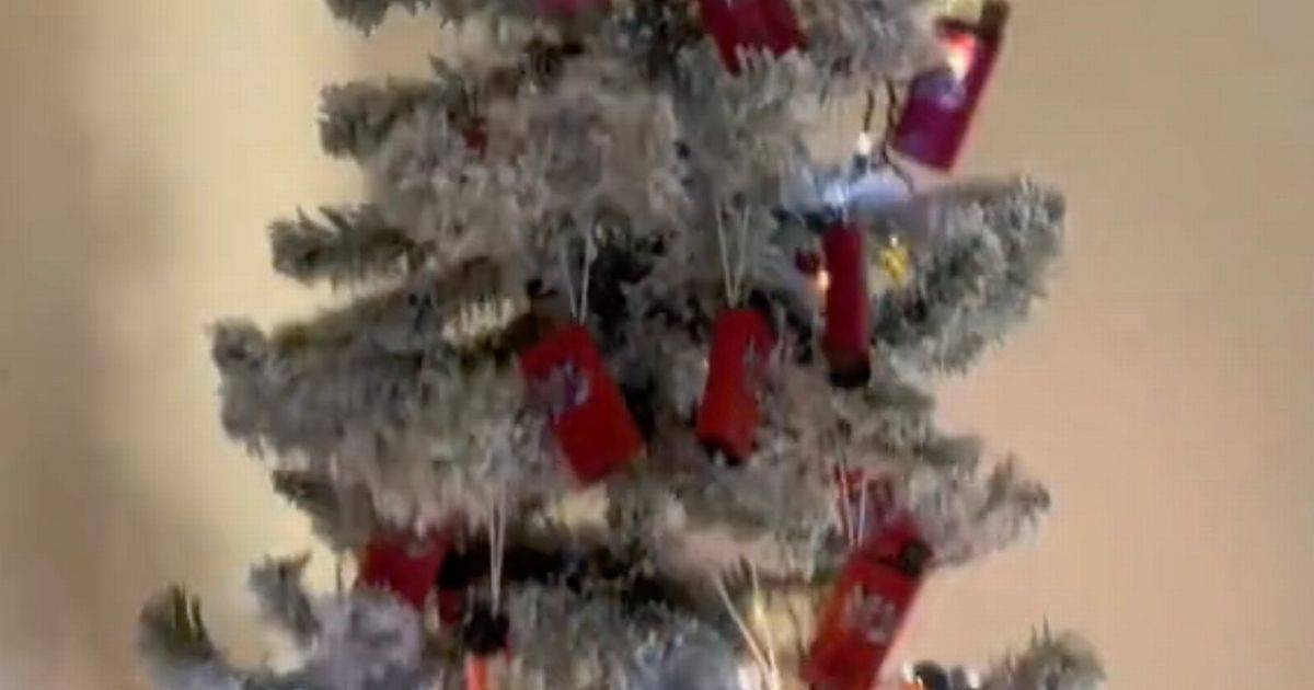 Vapemas: Trend of Using Disposable E-cigarettes for Christmas Decor