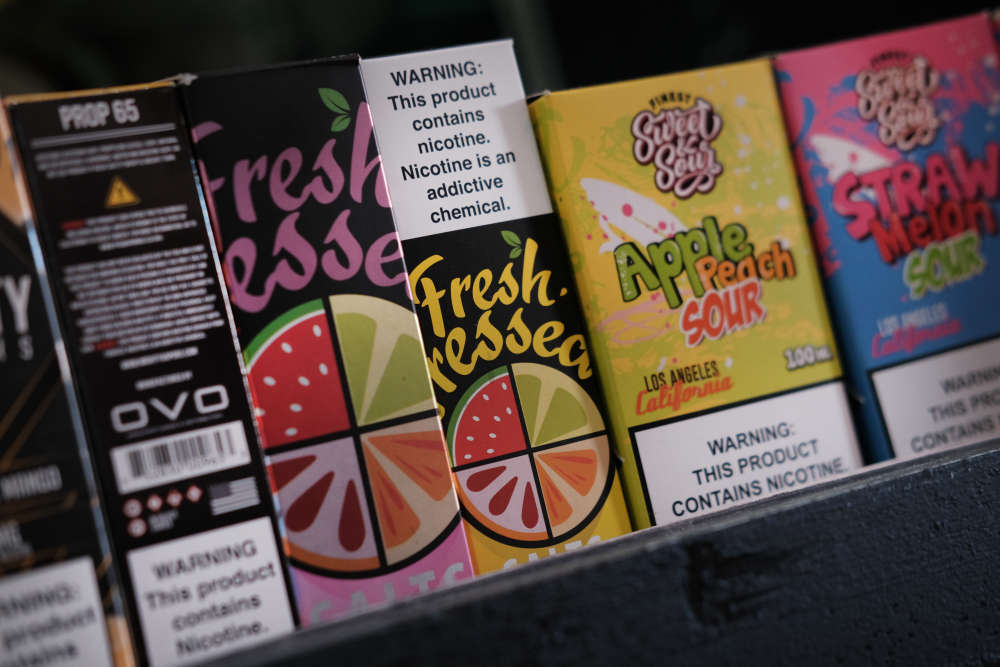 Nueva regulación que prohíbe la venta de cigarrillos electrónicos a menores de edad antes de Navidad en Irlanda.