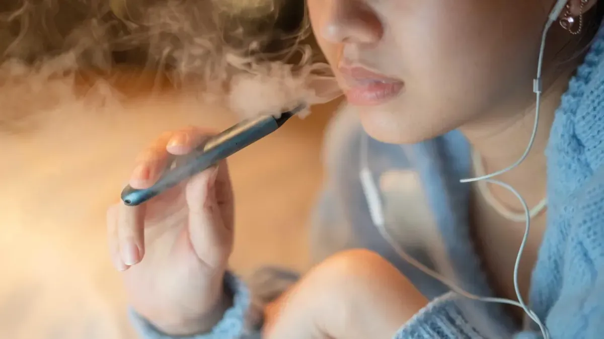 Irlanda prohíbe la venta de cigarrillos electrónicos a menores, vigente inmediatamente.