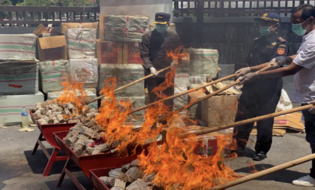 Indonesian Prosecutors Destroy Over 47,000 Packs of Illegal Supra Cigarettes