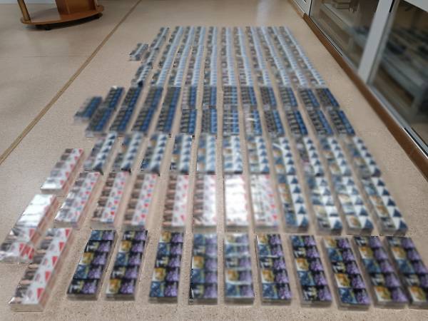 公交车通风系统暗藏玄机：俄罗斯布里亚特海关查获115条走私烟草