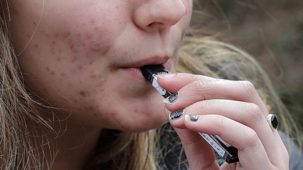 Carta de advertencia sobre los riesgos del cigarrillo electrónico modificado encontrada en la escuela