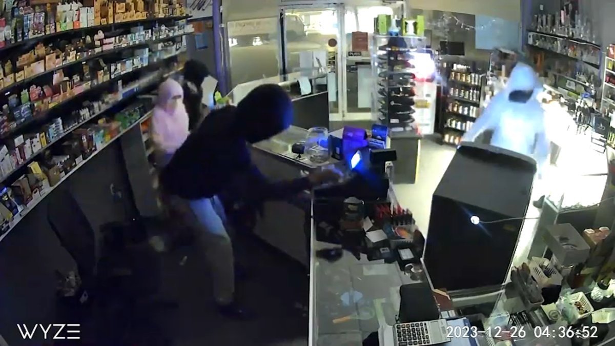 马萨诸塞州电子烟店突遭窃，警方正在寻找嫌疑人