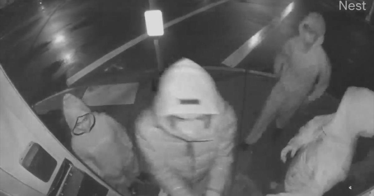 美国马萨诸塞州电子烟店频遭袭击：青少年团伙被警方追捕