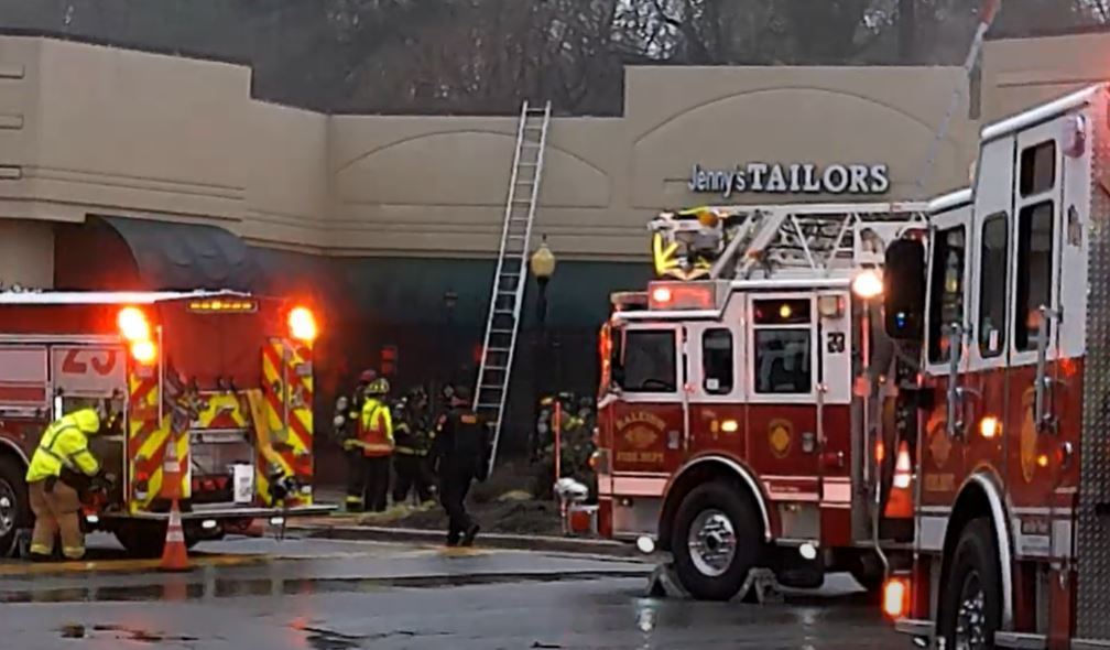 Incendio daña tienda en Raleigh, investigaciones en curso, no se reportan heridos.