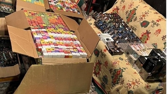 La policía vietnamita incauta 2,219 productos de cigarrillos electrónicos de origen ilegal.