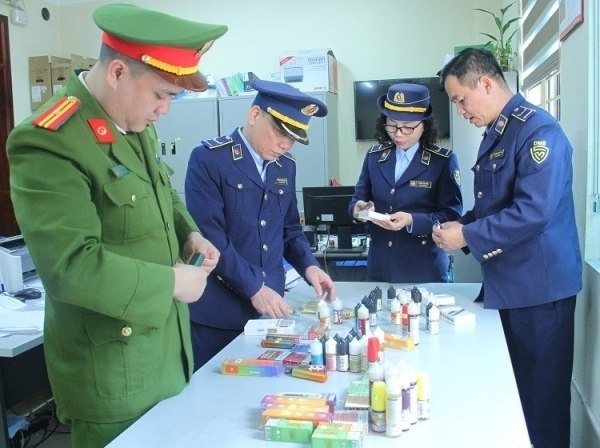 Vietnamese Police Carry Out Routine Inspection of E-cigarette Trafficking