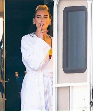 知名歌手杜娃·利帕自曝已完全戒烟