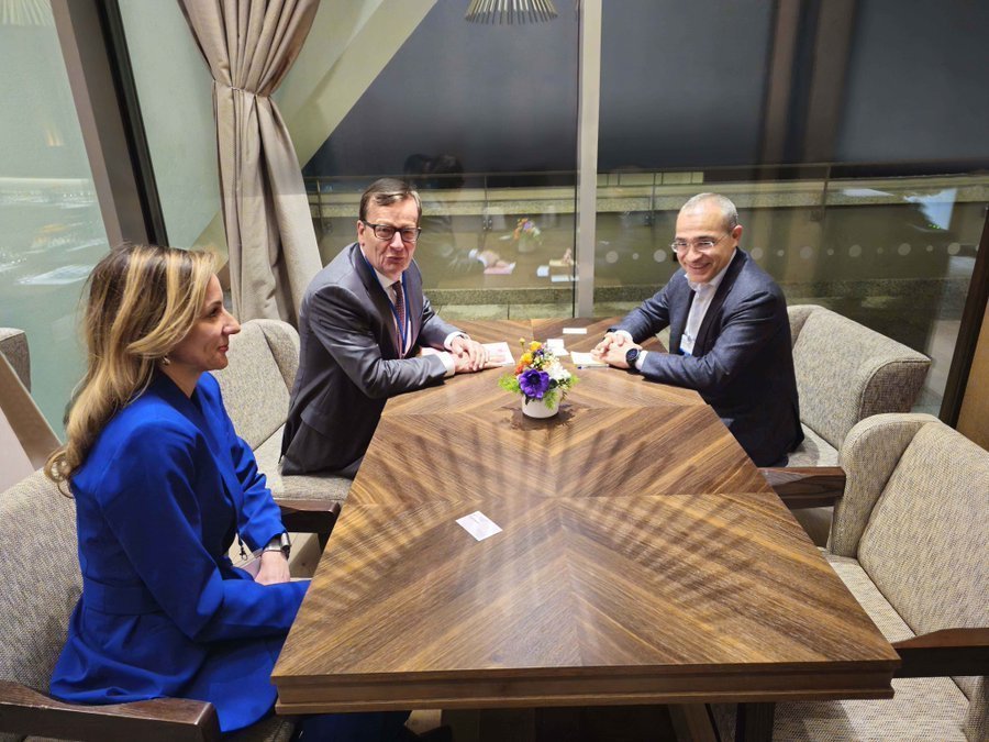 El Ministro de Economía de Azerbaiyán se reúne con una compañía tabacalera japonesa.