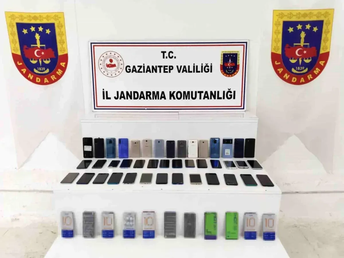 La patrulla fronteriza turca incauta teléfonos móviles y cigarrillos electrónicos de contrabando.