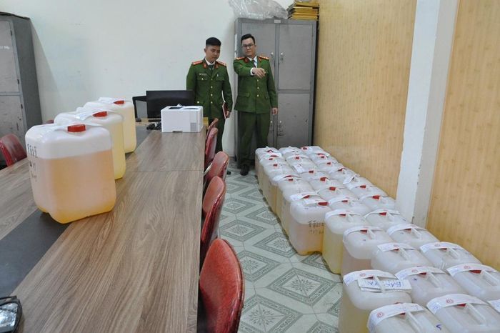Descubrimiento de líquidos electrónicos sospechosos y herramientas de cigarrillos electrónicos en Vietnam.
