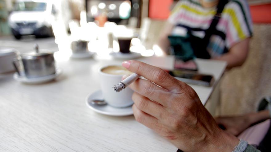 Valencia Community Extends Smoking Ban on Terraces in Spain