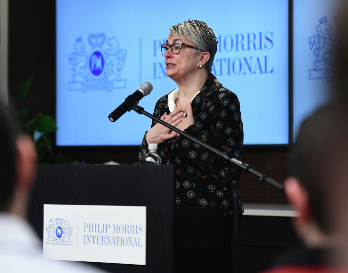 Philip Morris dona un récord de $50 millones al programa de empoderamiento de las mujeres.