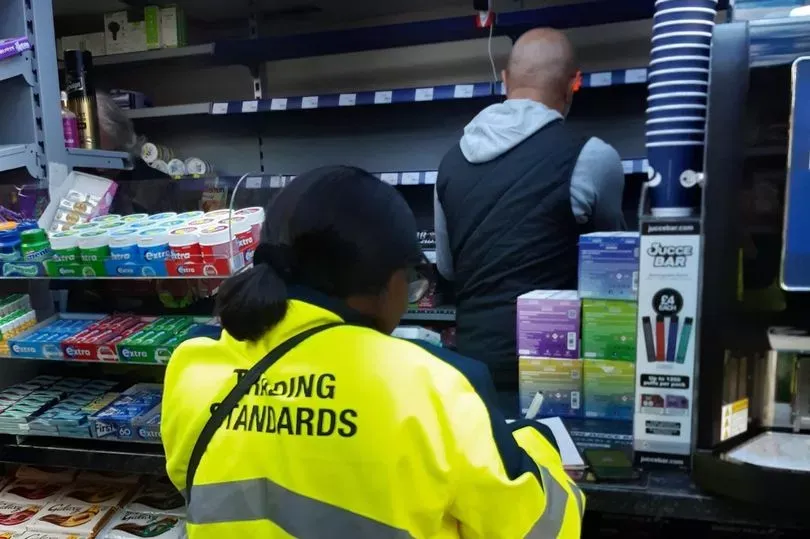 伯明翰警方清空非法电子烟“货架”