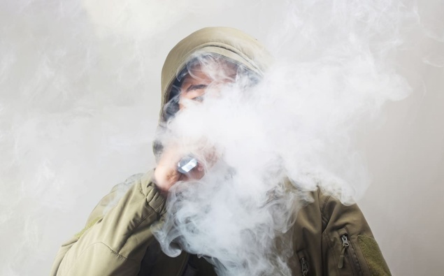 El gobierno de Nueva Zelanda prohíbe la venta de cigarrillos electrónicos desechables a menores.