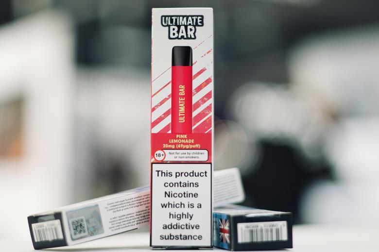 Asociación Británica Advierte sobre el Crecimiento del Comercio Ilegal Tras la Prohibición de Cigarrillos Electrónicos.