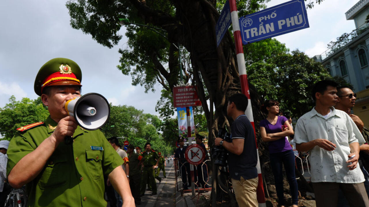 Transporte ilegal de cigarrillos electrónicos descubierto en Hanoi por las autoridades.