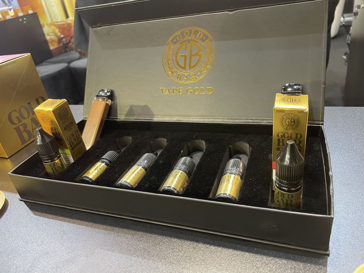 La Barra de Oro presenta nuevos productos de tabaco en la Expo de Málaga.