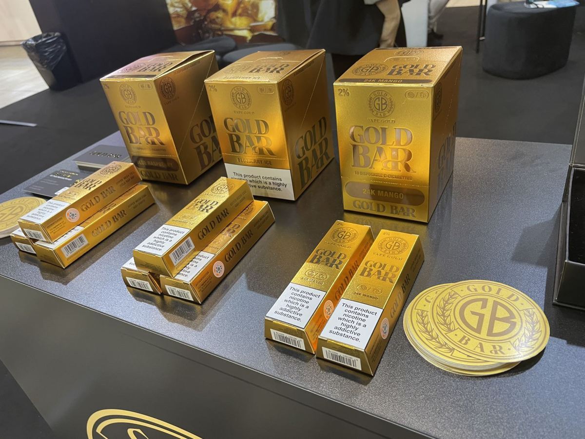 La Barra de Oro presenta nuevos productos de tabaco en la Expo de Málaga.