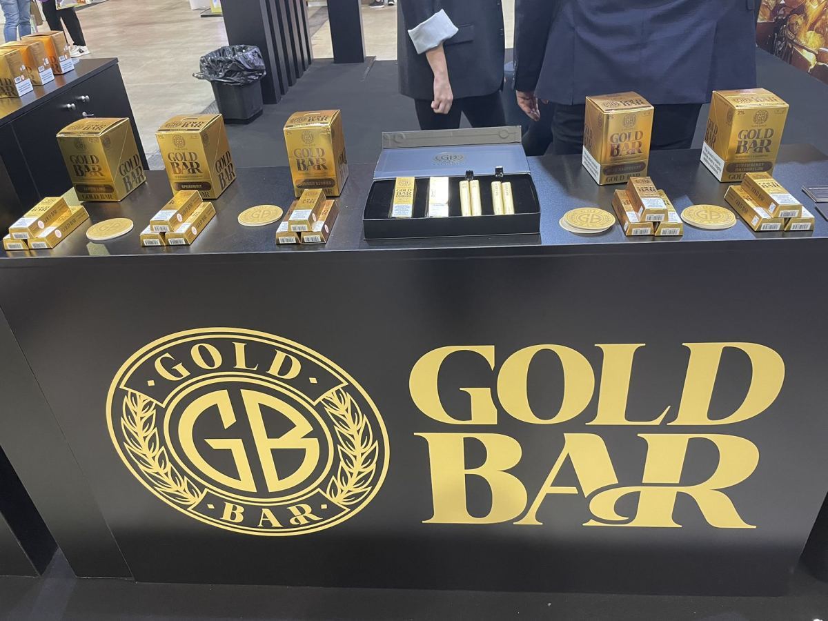 La Barra de Oro presenta nuevos productos de tabaco en la Expo de Málaga.