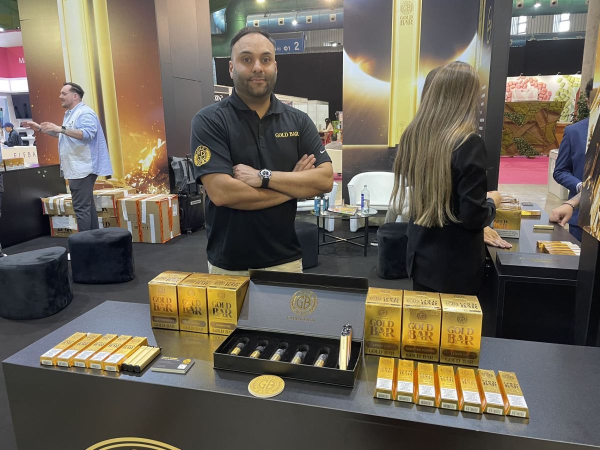 La Barra de Oro presenta nuevos productos de tabaco en la Expo de Málaga.