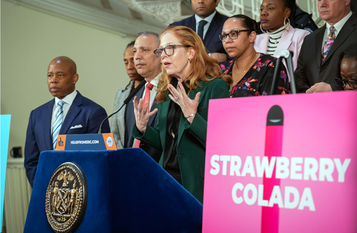 El alcalde de Nueva York, Eric Adams, presenta una demanda contra 11 minoristas de cigarrillos electrónicos.