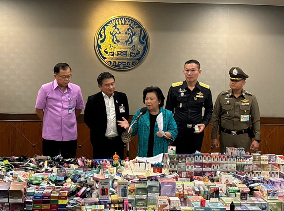 Tailandia intensifica la lucha contra la venta ilegal de cigarrillos electrónicos a jóvenes.