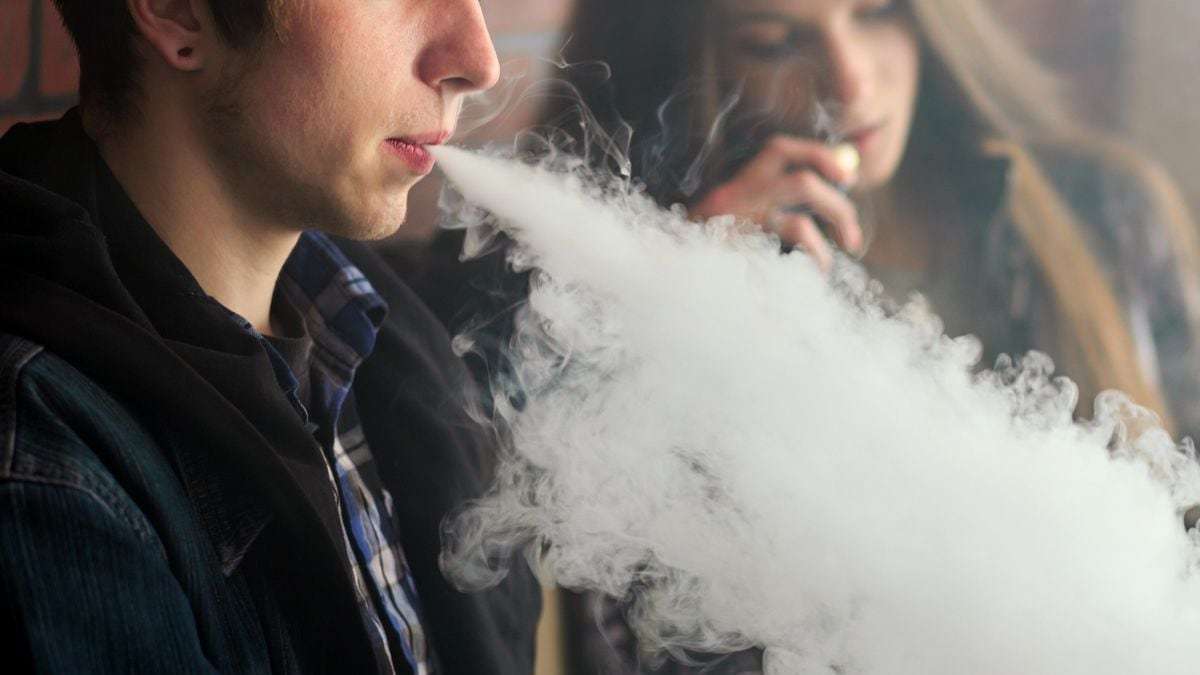 Guernsey propone prohibir los cigarrillos electrónicos desechables y para menores de edad.