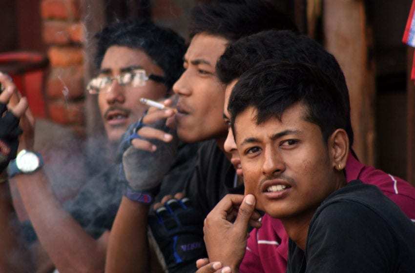 Nepal considera prohibir la venta de cigarrillos electrónicos debido al aumento del consumo entre los jóvenes.
