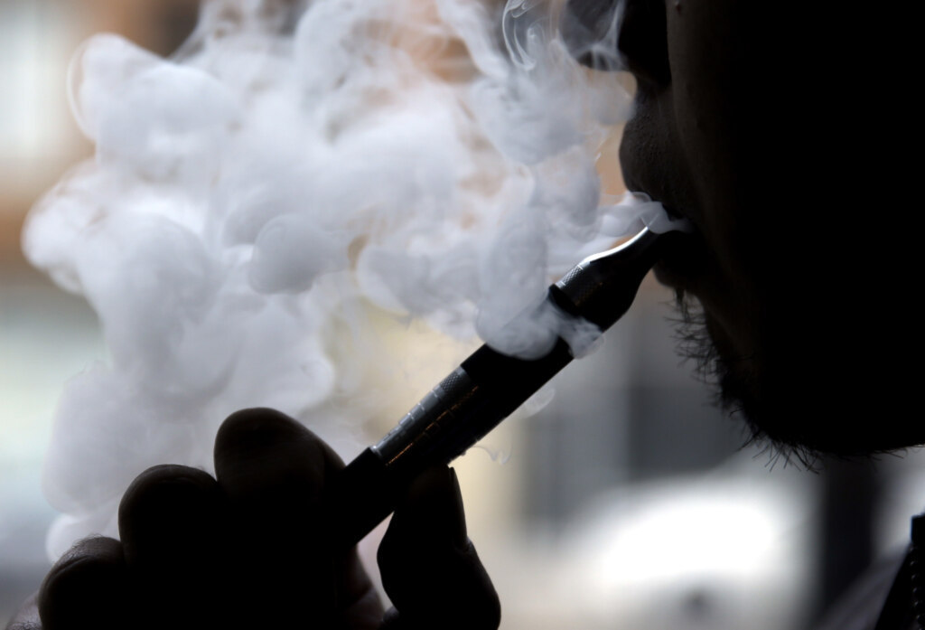 El Senado de Illinois aprueba proyectos de ley para restringir las actividades de vapeo de los jóvenes
