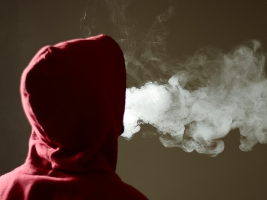 Un adolescente de Illinois aboga por una legislación que requiera listas detalladas de información sobre los cigarrillos electrónicos.