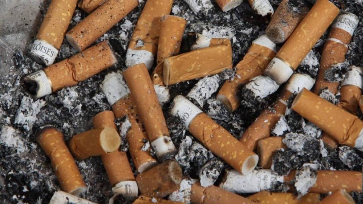 Propuesta de prohibición de fumar en el Reino Unido para aumentar la edad de compra de tabaco.