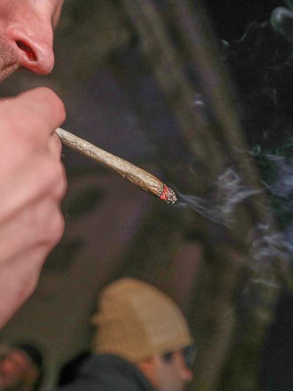 Ferrocarriles alemanes prohibirán el uso de cannabis en todas las estaciones.