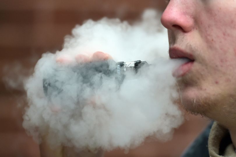 Gales planea prohibir los cigarrillos electrónicos desechables para el 2025.