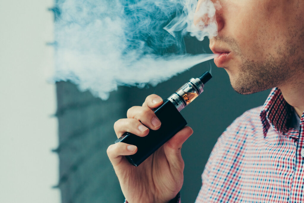 El Senado insta a la FDA a hacer cumplir la revisión de ventas de cigarrillos electrónicos no autorizadas.