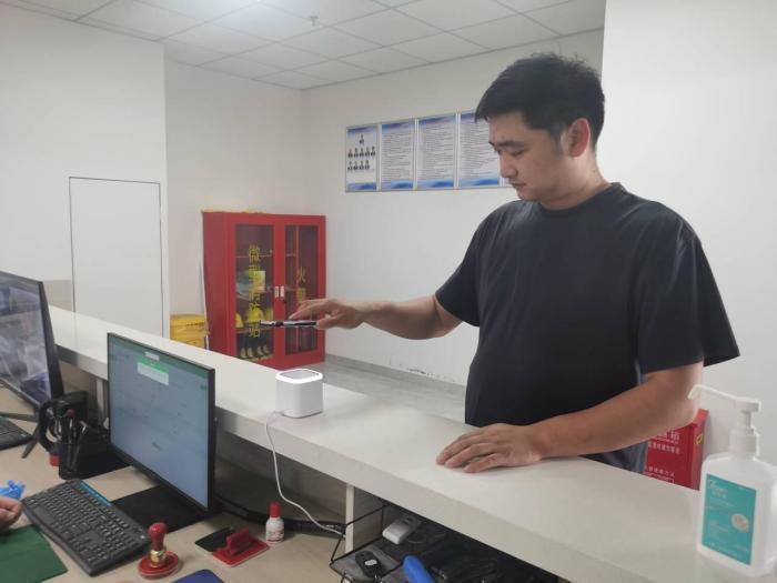 上海铁路警方:一男子在高铁上吸电子烟被罚款500元