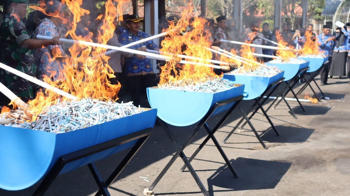 Destrucción de 11.24 millones de cigarrillos ilegales en Indonesia