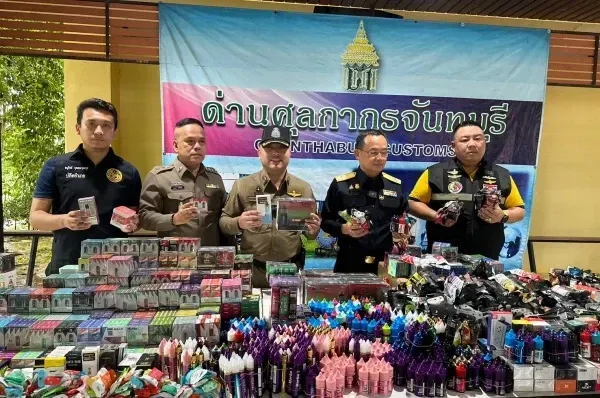 Aduanas tailandesas y la policía hacen una redada en una tienda que vendía cigarrillos electrónicos ilegales.