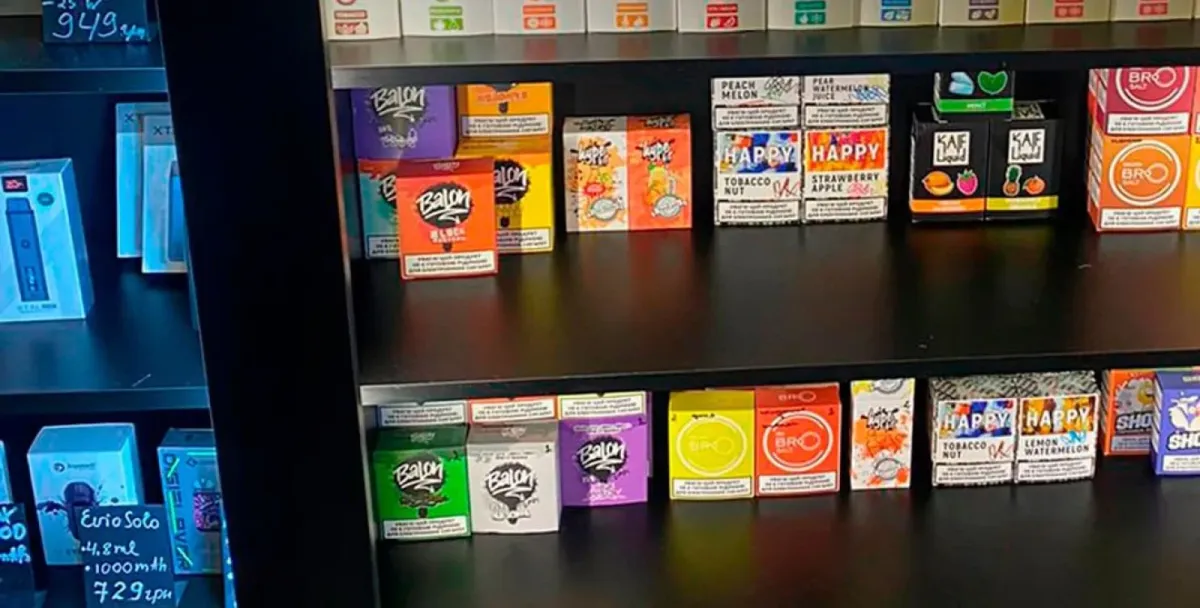Las autoridades ucranianas desmantelan red ilegal de venta de cigarrillos electrónicos valorada en millones.