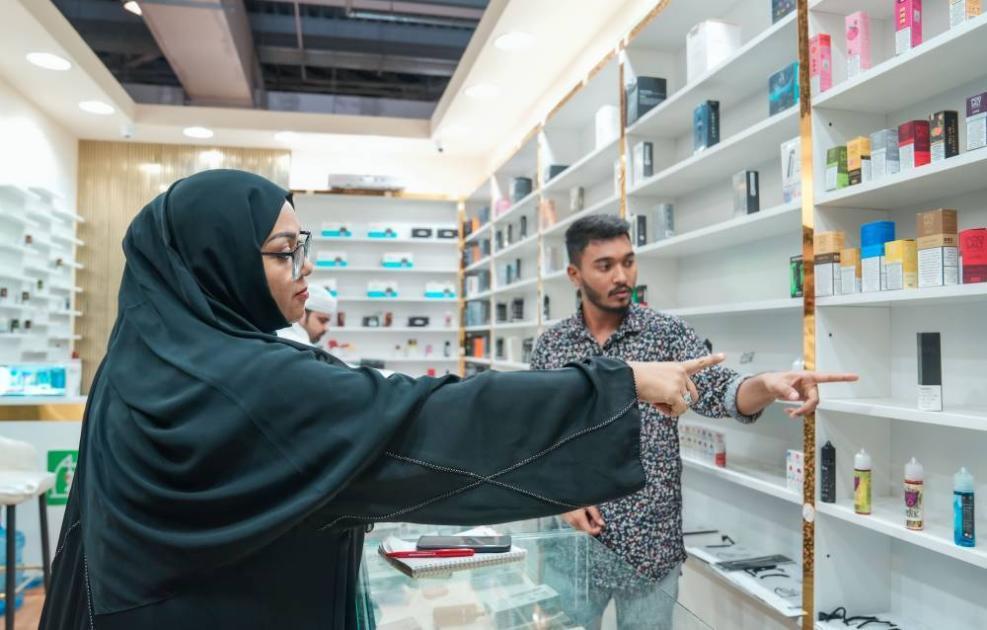 迪拜突袭龙城电子烟市场 查获千余件违规产品