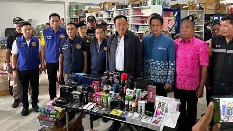 Gran operativo contra el mercado ilegal de cigarrillos electrónicos en Krathum Baen, Tailandia.