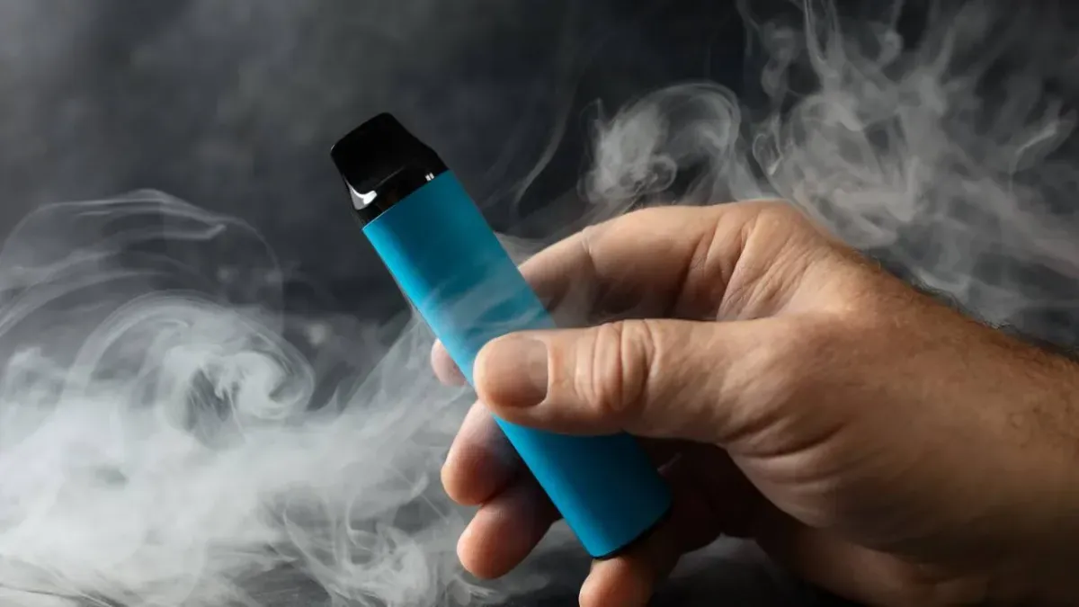 La policía reprimió una operación masiva de cigarrillos electrónicos ilegales.