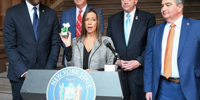 El Senado de Nueva York aprueba proyecto de ley que prohíbe los cigarrillos electrónicos dirigidos a niños.