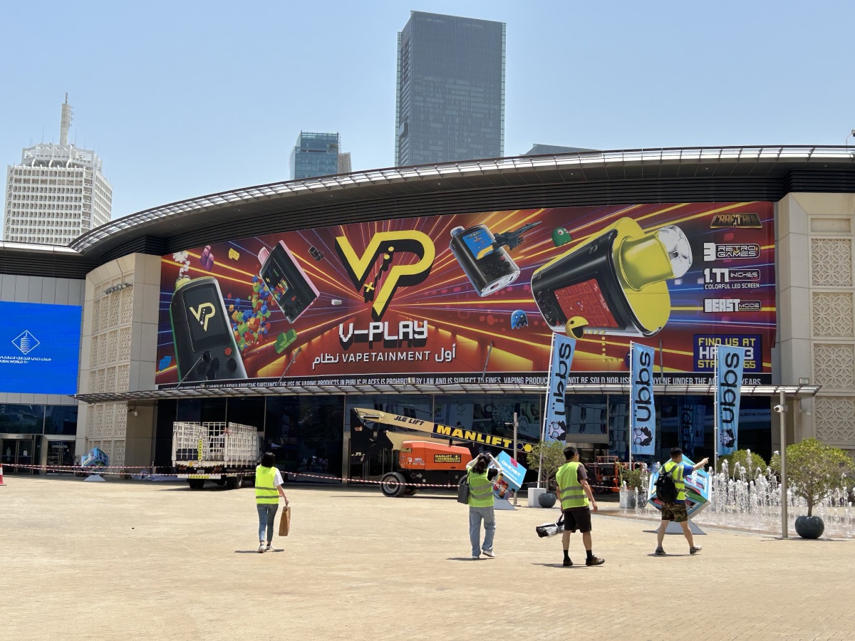 迪拜现场|展馆外的“广告战”:多家品牌在场外设立广告牌
