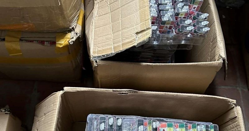 Las autoridades de Vietnam confiscan productos de cigarrillos electrónicos de contrabando en una redada.