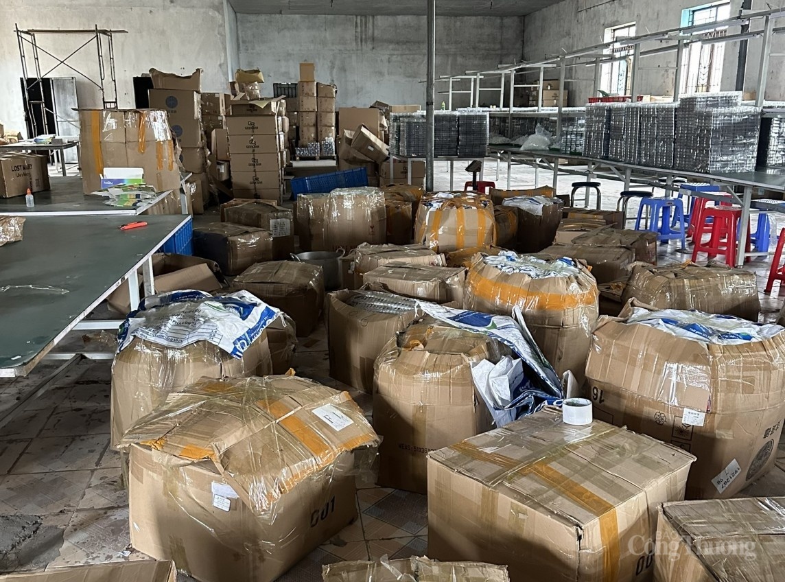 Las autoridades de Vietnam confiscan productos de cigarrillos electrónicos de contrabando en una redada.