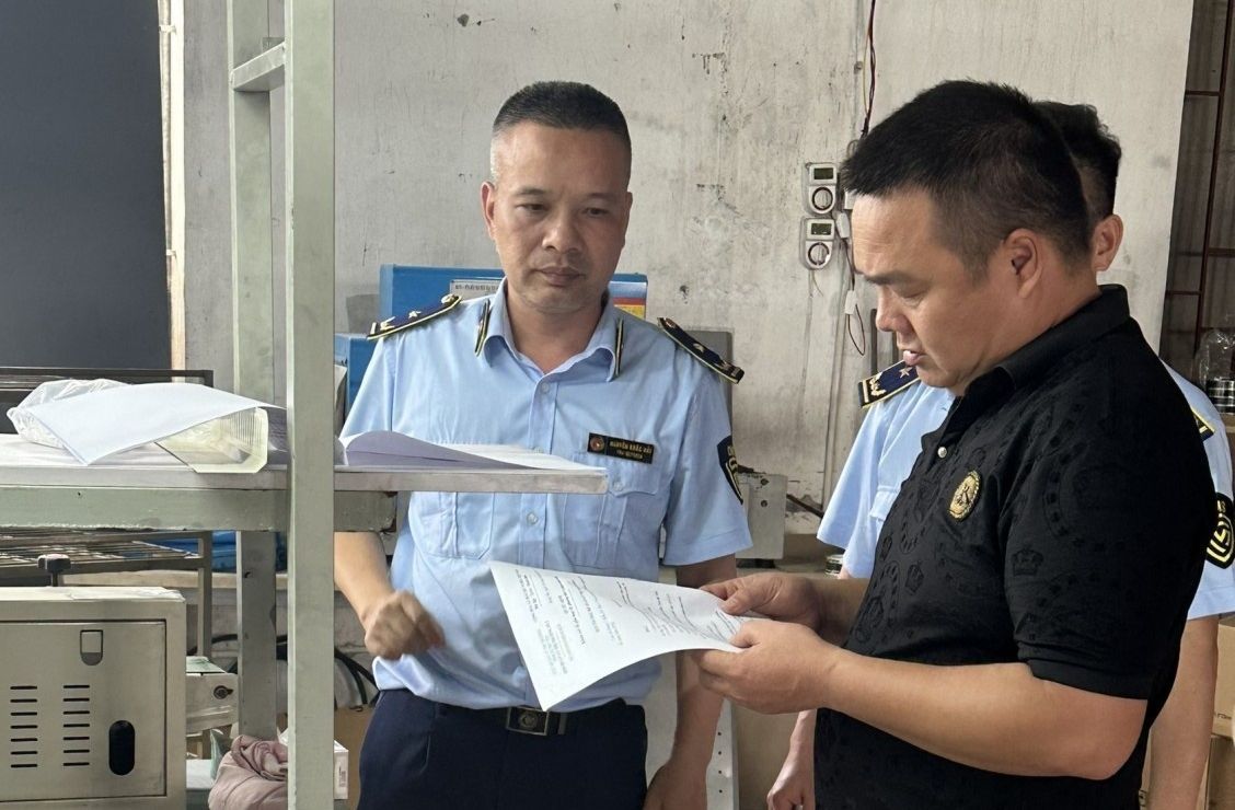 Las autoridades de Vietnam confiscan productos de cigarrillos electrónicos de contrabando en una redada.