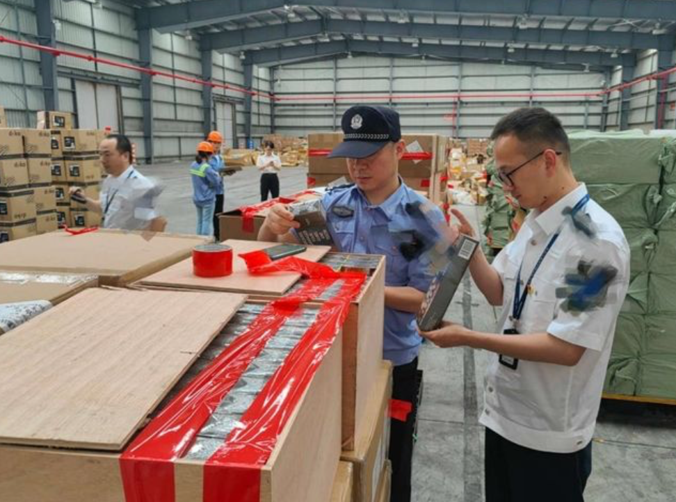 Las autoridades desmantelan una gran operación de falsificación de tabaco y cigarrillos electrónicos.