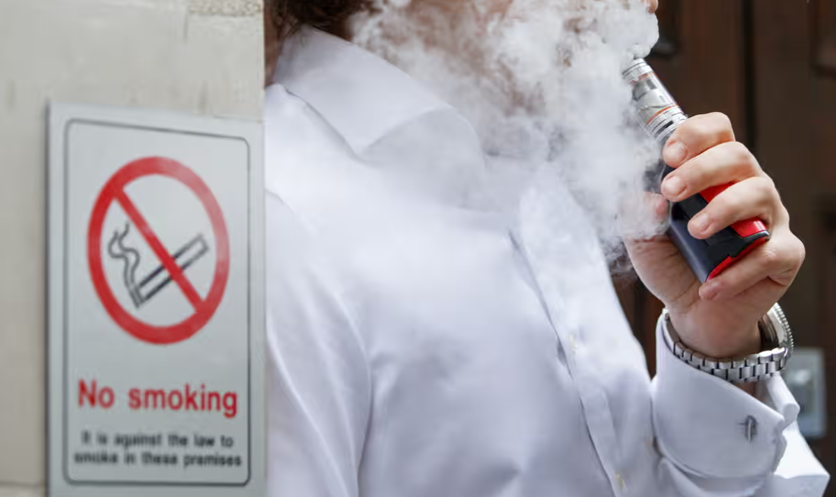 Australia prohíbe la venta de cigarrillos electrónicos fuera de las farmacias en una ley histórica.
