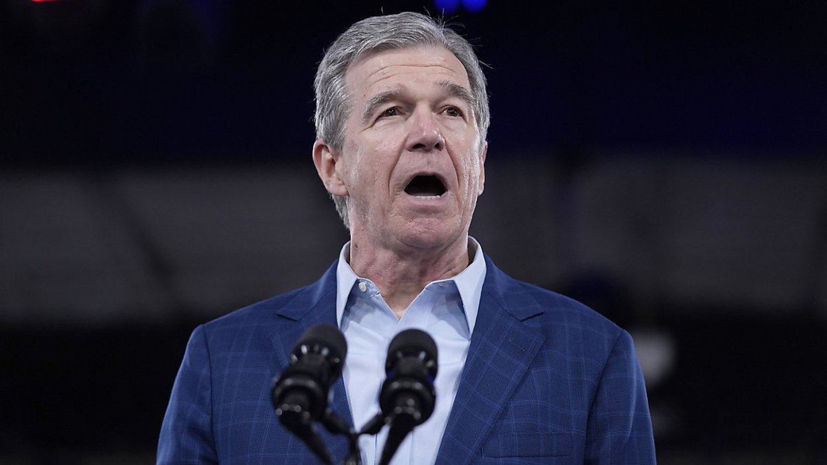 El gobernador de Carolina del Norte, Roy Cooper, firma cuatro nuevas leyes.
